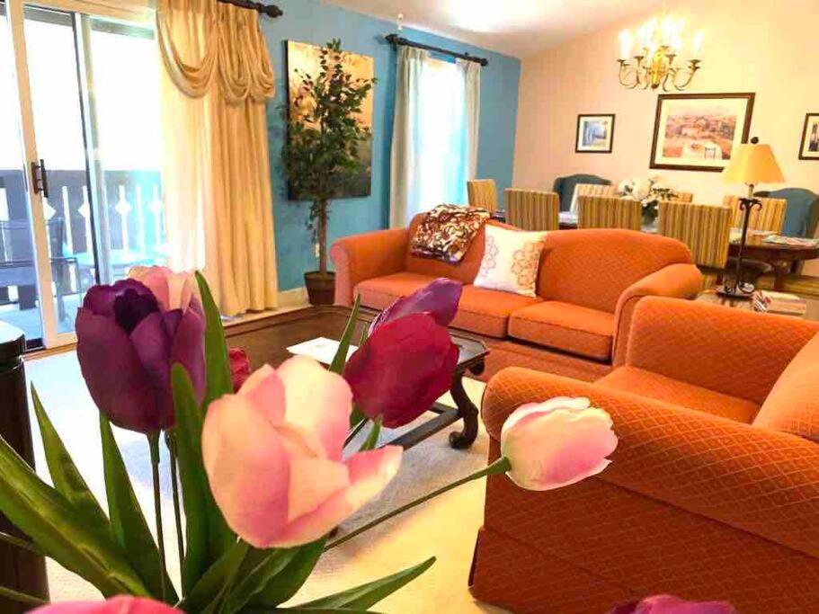 Luxury In Golfer's Paradise Apartment