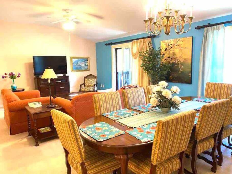 Luxury In Golfer's Paradise Apartment *