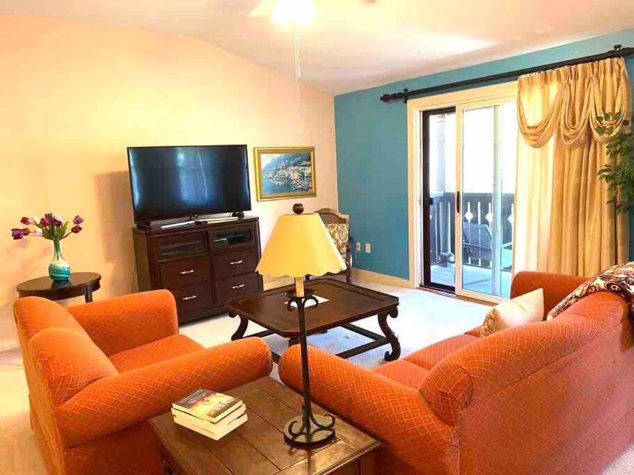 Luxury In Golfer's Paradise Apartment